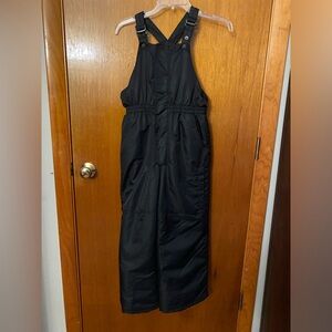 Boys Old Navy Snow Pants. Adjustable straps. Great condition.